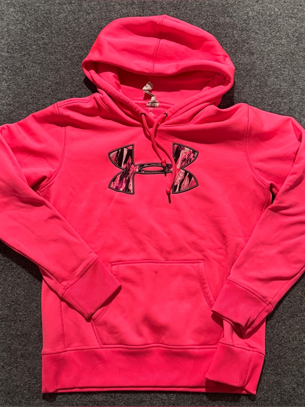 UNDER ARMOUR Women’s Hoodie Sz M Bright Pink Camo  Semi Fitted Breast Cancer